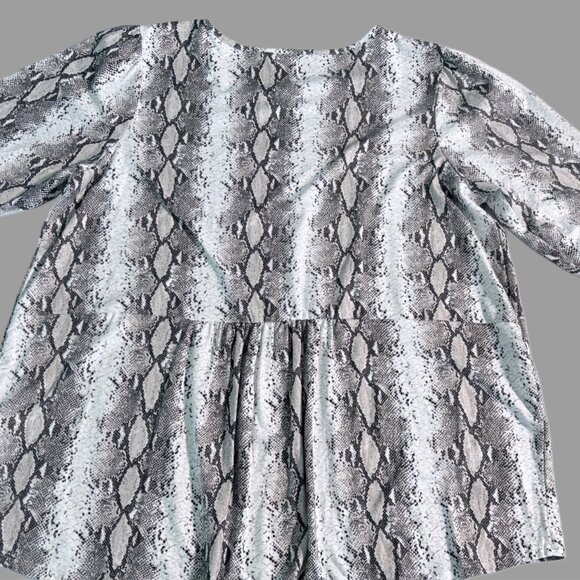 Snakeskin Print 3/4 Sleeves in a gray to white pattern | Size XL - Picture 4 of 5